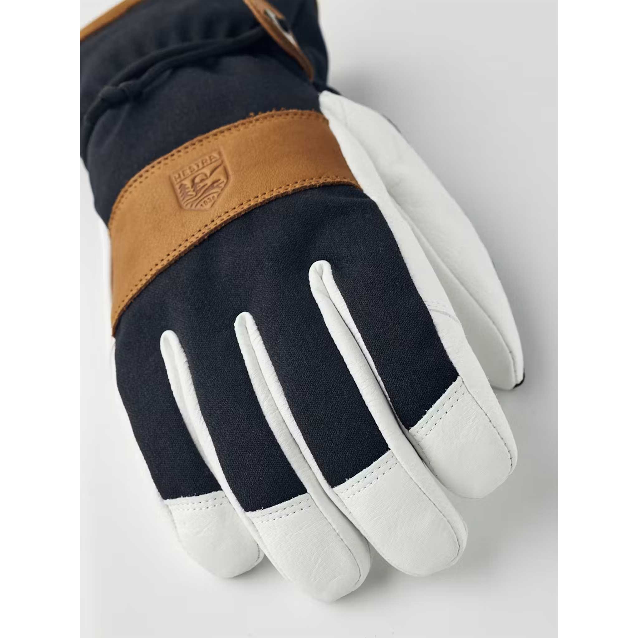 Voss CZone Gloves in Black